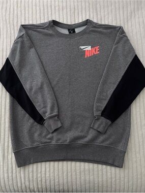 Nike Women's Gray Oversized Crewneck Sweatshirt with Black Sleeve Panels